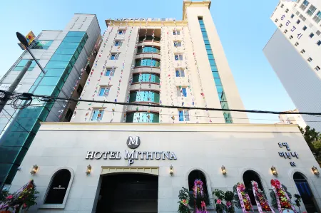 Busan Oncheonjang Hotel Mithuna Отели рядом с достопримечательностью «Пусанский университет иностранных языков»