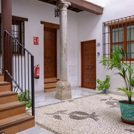 Suites Casa de Las Columnas Отели рядом с достопримечательностью «Алказаба»