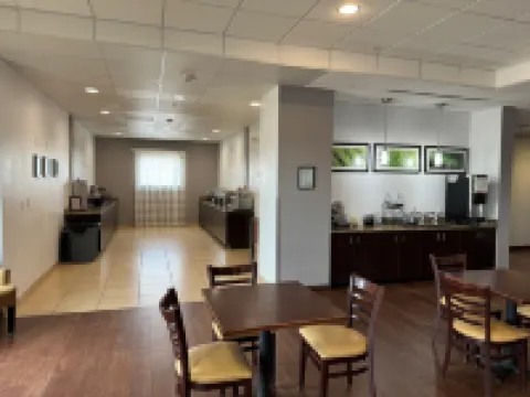 페트로스테이 인 & 스위트 코튤라