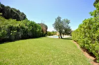 A Stylish Villa with a Private Pool, Short Drive from the Centre, Free AC & Wifi