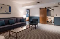 Cambria Hotel Boston Somerville Hotels in Сомервіль