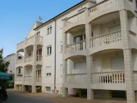 Apartments Lovrić فنادق في Okrug Gornji