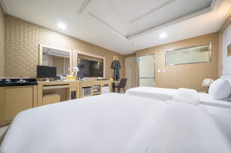 Taebaek Pastel Отели рядом с достопримечательностью «Geomnyongso Pond»