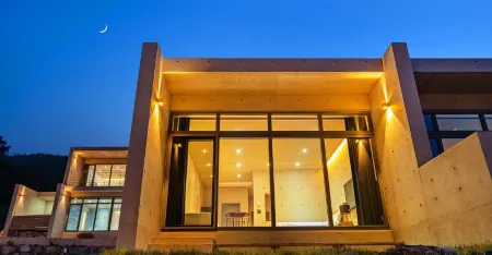 Yeongdeok Orto Sea Village 6 Pension Отели рядом с достопримечательностью «Koraebul-haesuyokchang»