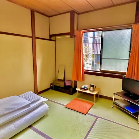 Yamamoto Ryokan Отели рядом с достопримечательностью «Железнодорожная станция Йосидзука»