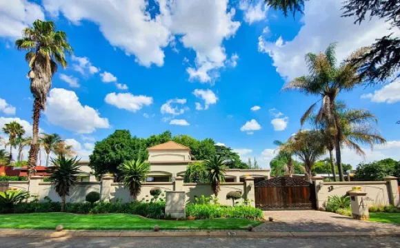 Or Tambo Airport Holiday Home