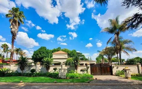 Or Tambo Airport Holiday Home Các khách sạn ở Boksburg