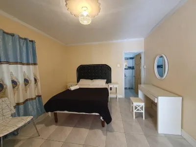 Sandy Bay Paradise Retreat - 7 Bedrooms Các khách sạn gần NAYGAMOUT BMX PARK