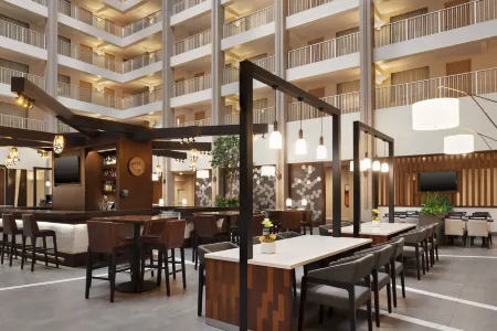 Embassy Suites by Hilton Cincinnati RiverCenter Отели рядом с достопримечательностью «Парк Деву»