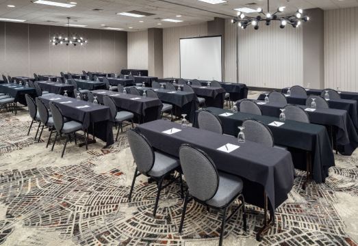 6. 엠버시 스위트 ..