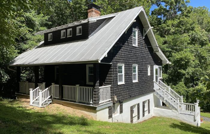 Beautiful historic 1916 Farmhouse and Country Home in the Blue Ridge Mountains