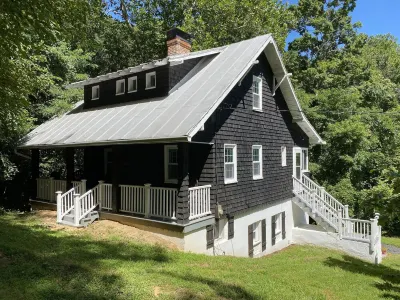 Beautiful historic 1916 Farmhouse and Country Home in the Blue Ridge Mountains Hôtels à proximité de : Hollin Peach Orchard & PYO Summer Garden