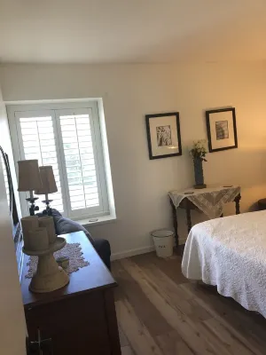 Lovely condo walking distance to Carpinteria beach and downtown. Hotel in zona Tee Time Practice Center