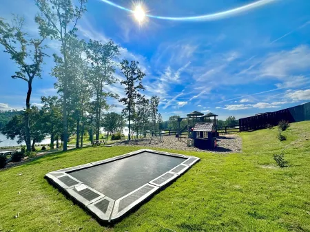 Perfect Escape to "Stilts" Lake, Pool, Hottub, Kayaks, Firepit, Countless Fun!