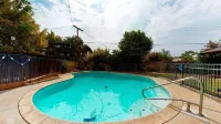 Stylish & Remodeled - Walk to Fresno State Stadium - สระว่ายน้ำส่วนตัว