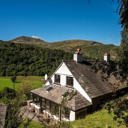 Detatched, Cosy Cottage With Mountain Views - Parking, Sleeps 8, Pet-friendly