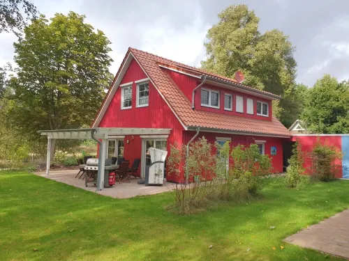 ~ Color magic red in Conneforde ~ with large terrace, garden, sauna,