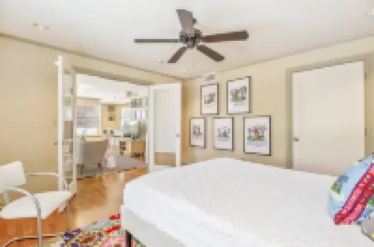 Midtown Light filled Stylish Walkable everywhere Hotels in 