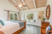 Aloha Serenity: North Shore Hot Tub Escape Hotels in Kalihiwai