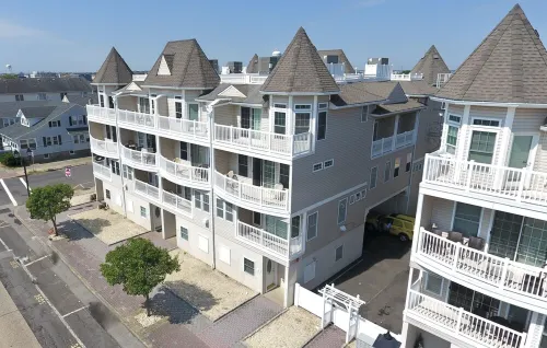 New Listing! Beautiful 2000 Square Foot Multi-Level Townhome. 1 BLOCK FROM BEACH - 4 stjerner