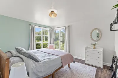 Quiet home. 10 minutes from waterparks. Hotels near H. H. Bennett Studio
