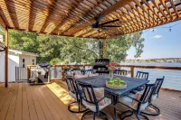4BDRM Luxury Lakehouse  HotTub, Firepit & BoatDock