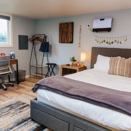 Bellevue Guesthouse by Lake Sammamish- EV, Patio