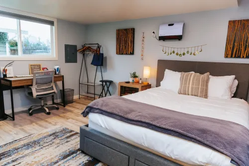 Bellevue Guesthouse by Lake Sammamish- EV, Patio - Tiny houses