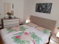Apartment Agnese with lake view, swimming pool, garage and private garden. - appartements de vacances
