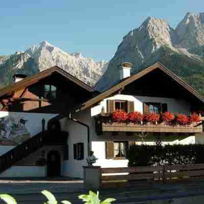 5-star apartment "Waxenstein" in Grainau & garden/lawn. Hotel Exterior