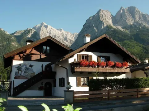 5-star apartment "Waxenstein" in Grainau & garden/lawn.