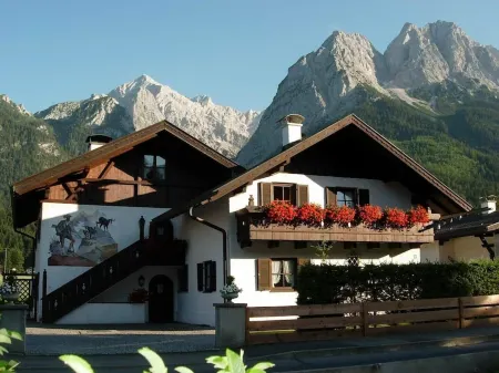 5-star apartment "Waxenstein" in Grainau & garden/lawn.