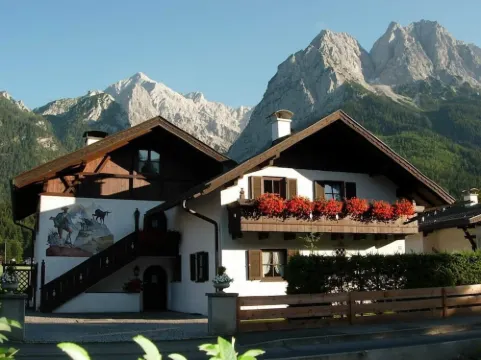 5-star apartment "Waxenstein" in Grainau & garden/lawn.