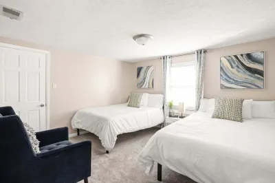 Prime Location w/ Pool Table + King Bed, Sleeps 16+! โรงแรมใน