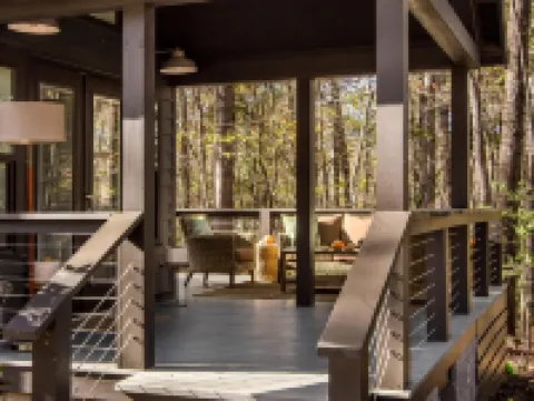 Enjoy the lake & mountain retreat at The Water & Woods Tiny Home トレーシー・シティのホテル