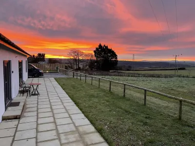 Country Escape with hot tub Northam Burrows Country Park附近的飯店