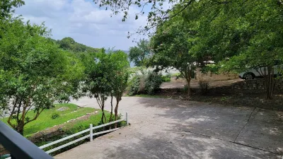 3‑ Lake House w/ Game Room, Water Access, Full Kitchen & Plenty of Space.