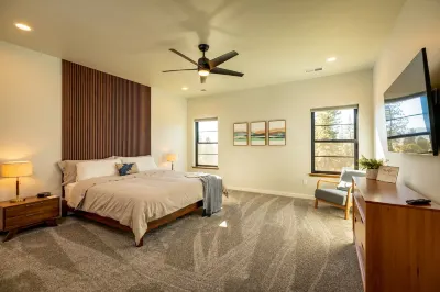 Modern family home with game room, at the Runnning Y Resort. 스킬렛 핸들 트레일헤드 주변 호텔