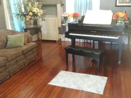 Century home 200 years old Power Farmhouse on You Tube video Отели рядом с достопримечательностью «Cara's Boutique»