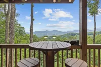 Knotty Bear: Cozy Cabin, Breathtaking Mountain Views, Hot Tub, Fire Pit - Mountain view