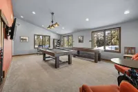 Spacious 6-bedroom house in Powder House with Theater Room, Hot Tub, Paved Roads