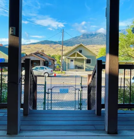 Yellowstone is Open! Stay with Park Views: 2-Bedroom House, WiFi, Gardiner, MT Отели в г. Гардинер