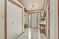 Newly Remodeled - Large Cedar CabinClose to Lake and Sking