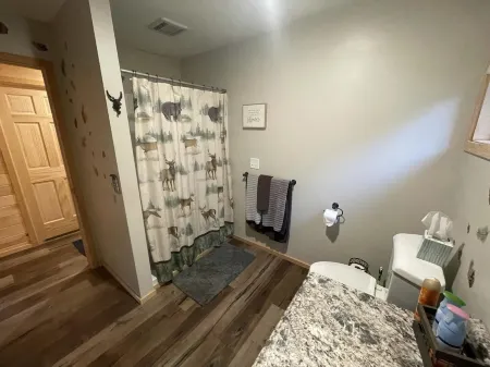 UP Riverfront Cabin with rustic charm & modern amenities. Great for families!