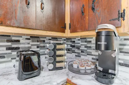 Workers Haven - Pet Friendly- Patio - Fiber Wi-Fi - King Bed