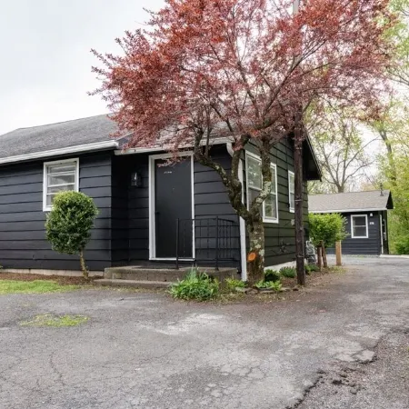 Retro Retreat: renovated 2BR, desk, no chore list!