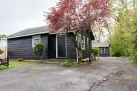 Retro Retreat: renovated 2BR, desk, no chore list!