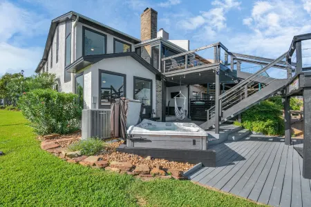 Luxury Lakefront - Game Room - 7 beds - Hot tub - Kayaks - Dock