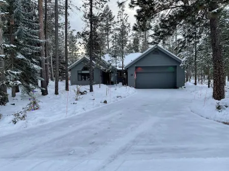 Peaceful Single level home, hot tub, walking distance to Deschutes River!