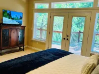 Stay in luxury, minutes from the Lake, perfect for entertaining. Hotels in Trail